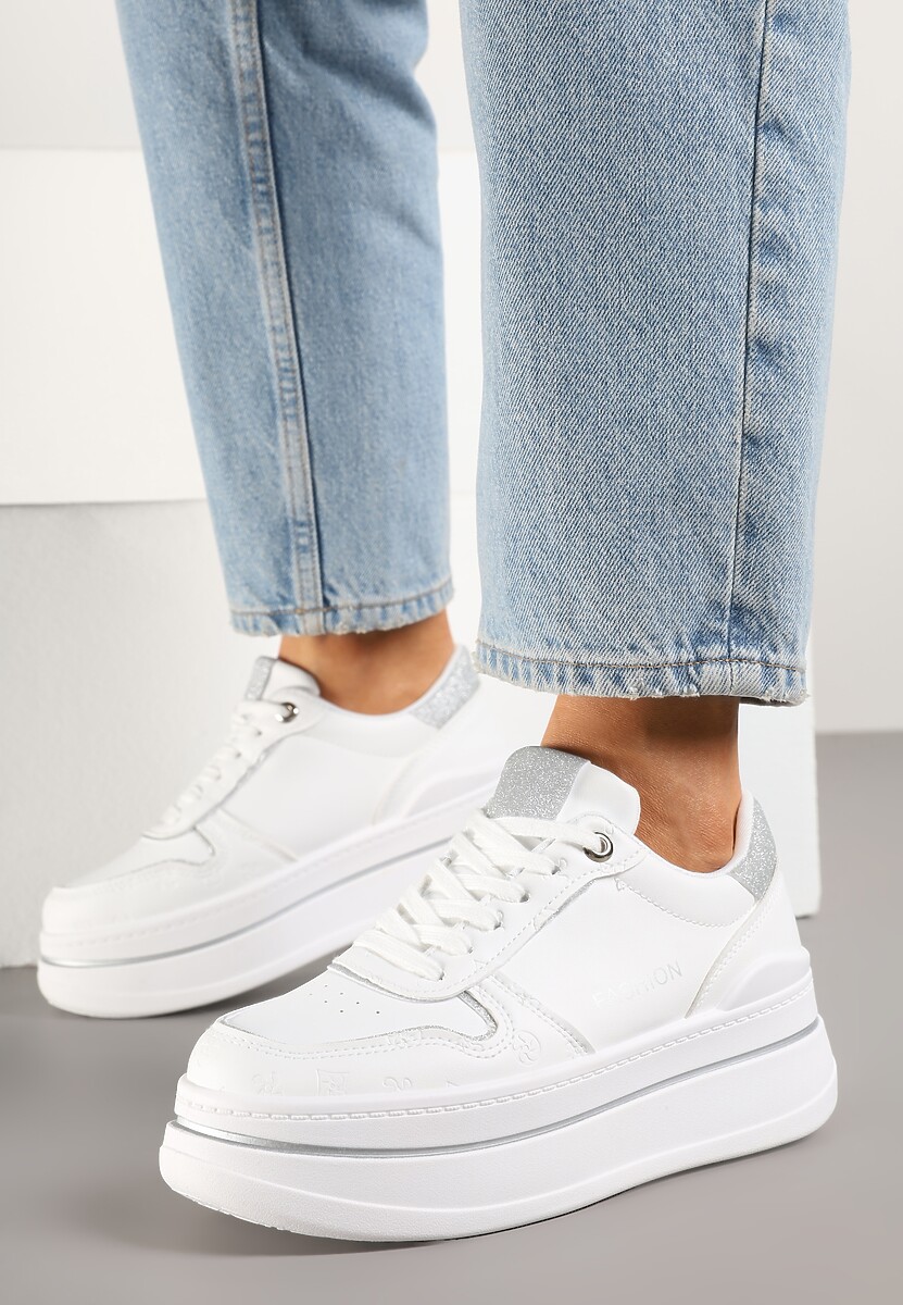 Biało-Srebrne Sneakersy na Platformie Ozdobione Brokatem i Napisem Udivoria