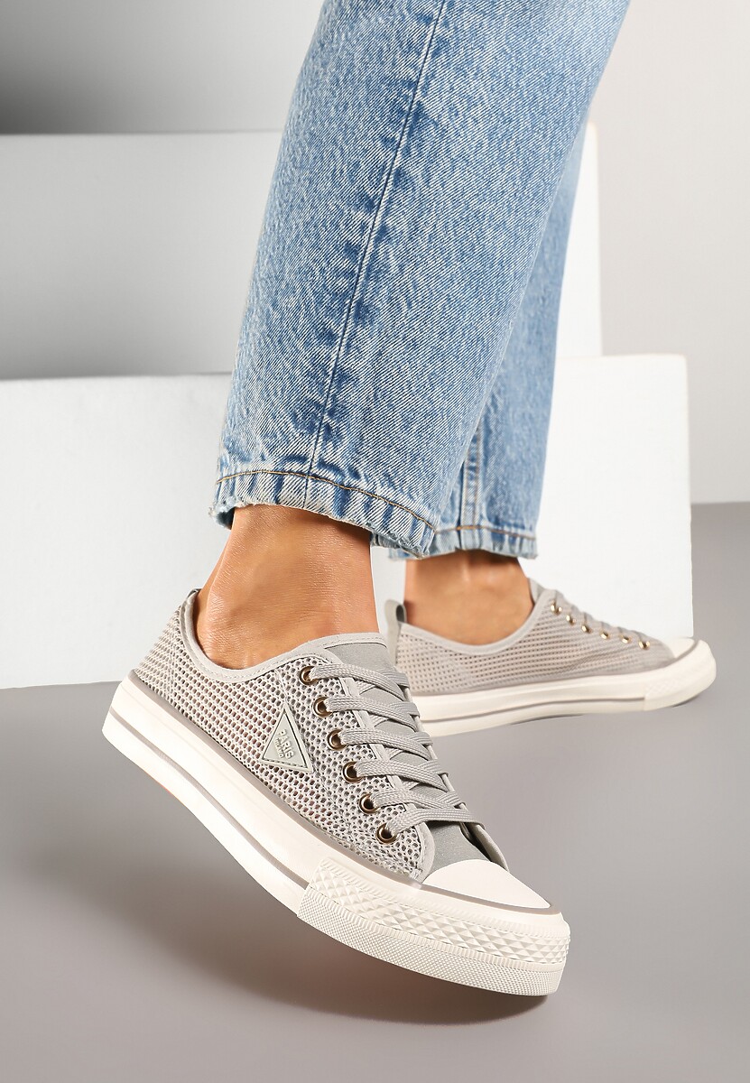 Białe Szydełkowe Trampki o Klasycznym Fasonie Vovessa