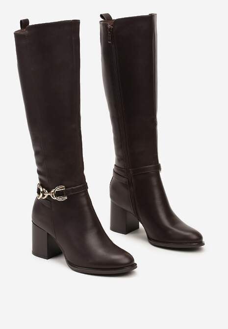 Brązowe Kozaki na Słupkowym Obcasie Zdobione Metalową Aplikacją przy Cholewce Resiona