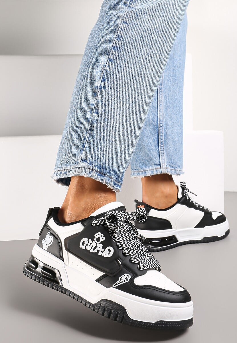 Czarne Sznurowane Sneakersy na Niskiej Platformie Ozdobione Naszywkami Pixila