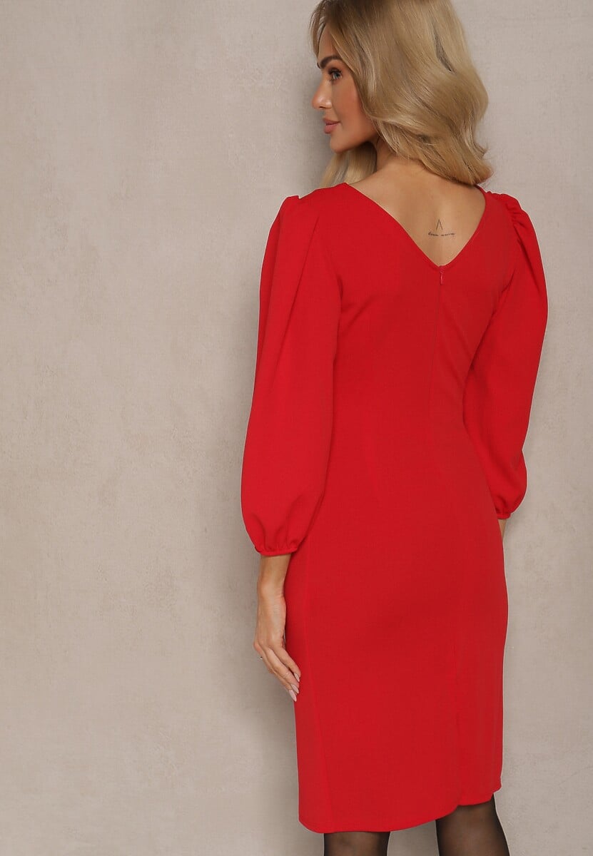 Czerwona Sukienka o Dopasowanym Kroju z Lekko Bufiastymi Rękawami Zinnashira