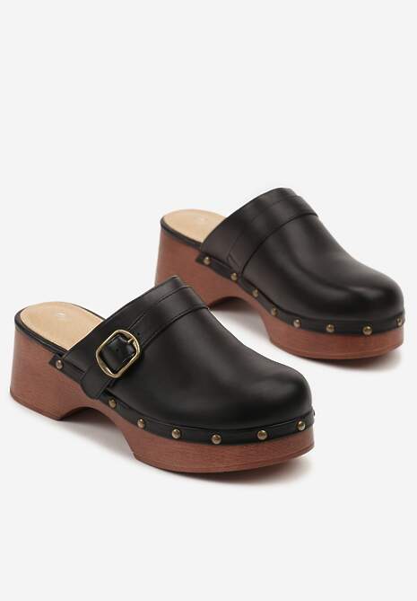 Czarne Klapki Drewniaki Zdobione Nitami i Sprzączką Natellise