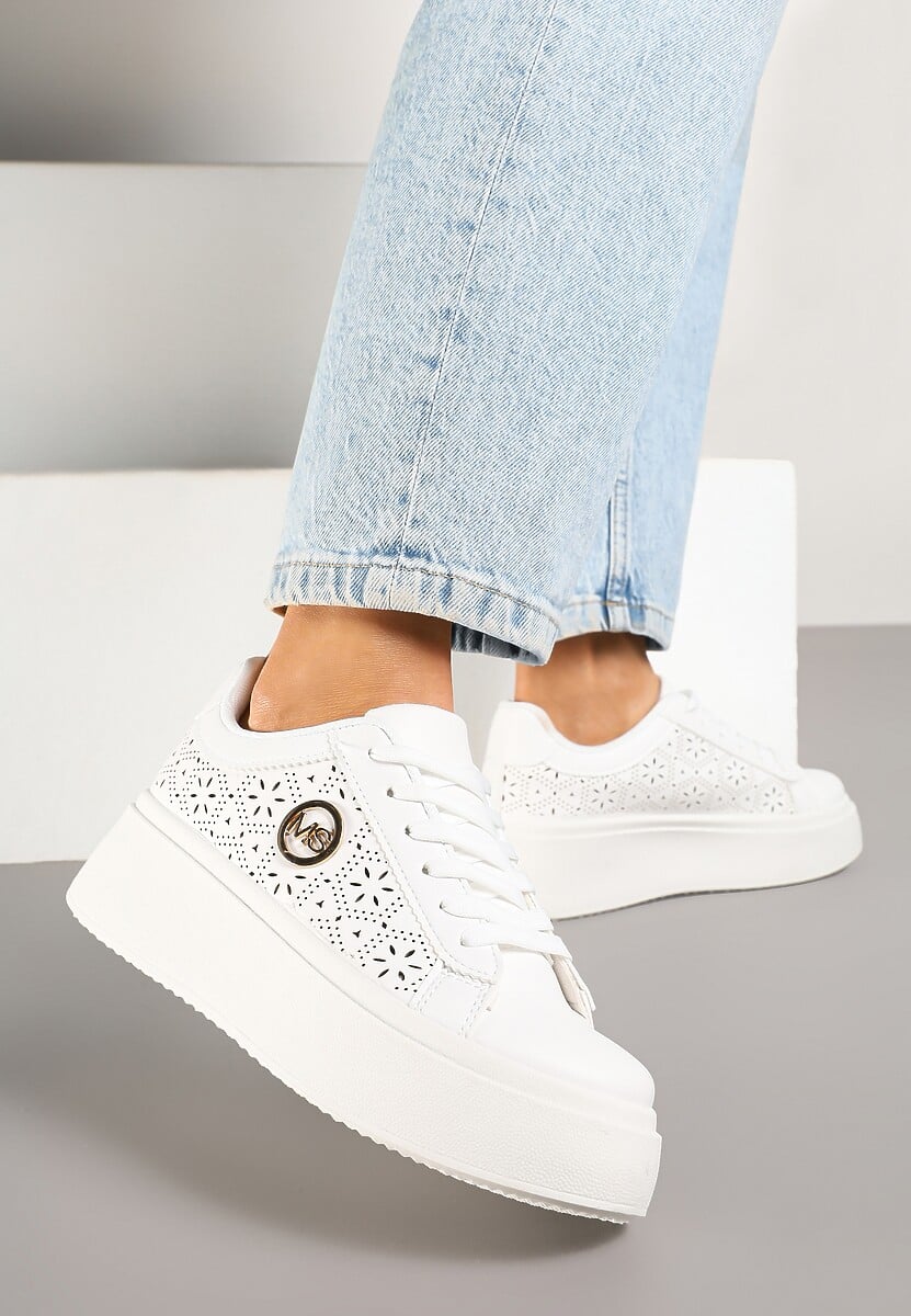 Białe Sneakersy na Platformie z Ażurowym Zdobieniem i Aplikacją Dalirnna