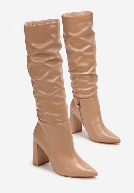 Beżowe Kozaki na Obcasie z Noskiem w Szpic i Marszczoną Cholewką Molla