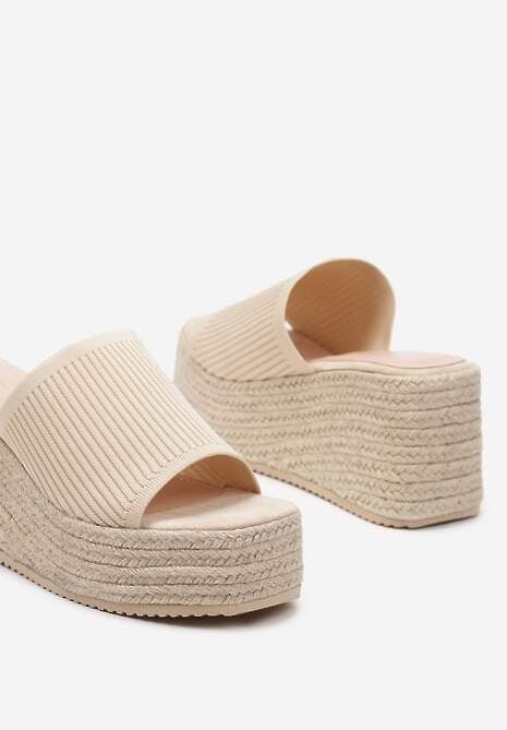 Beżowe Klapki na Koturnie Ozdobionym Plecionką Obdaria