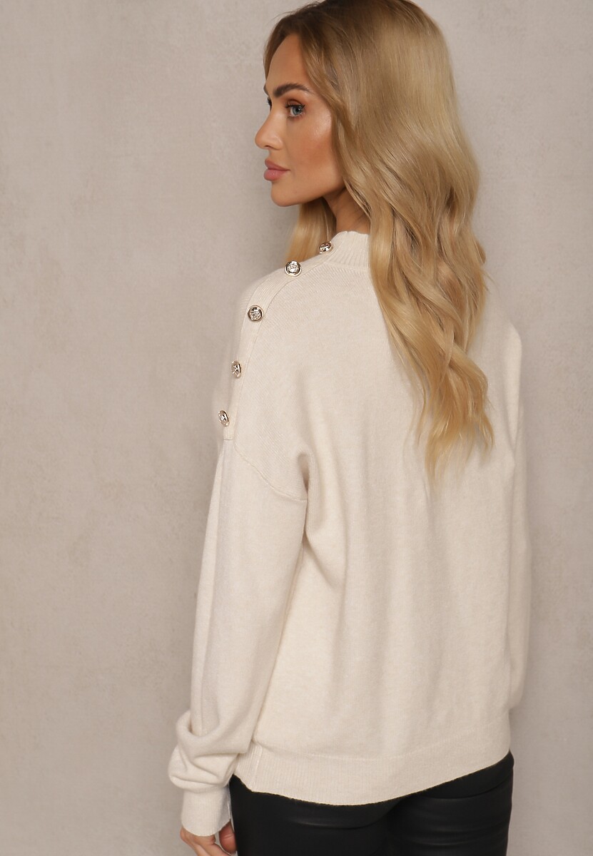 Jasnobeżowy Sweter Półgolf z Modalem i Wiskozą Ozdobiony Guzikami Setannia