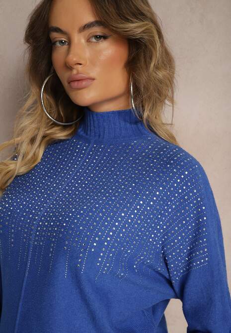 Niebieski Golf o Kroju Oversize z Eleganckim Cyrkoniowym Zdobieniem przy Dekolcie Melirra