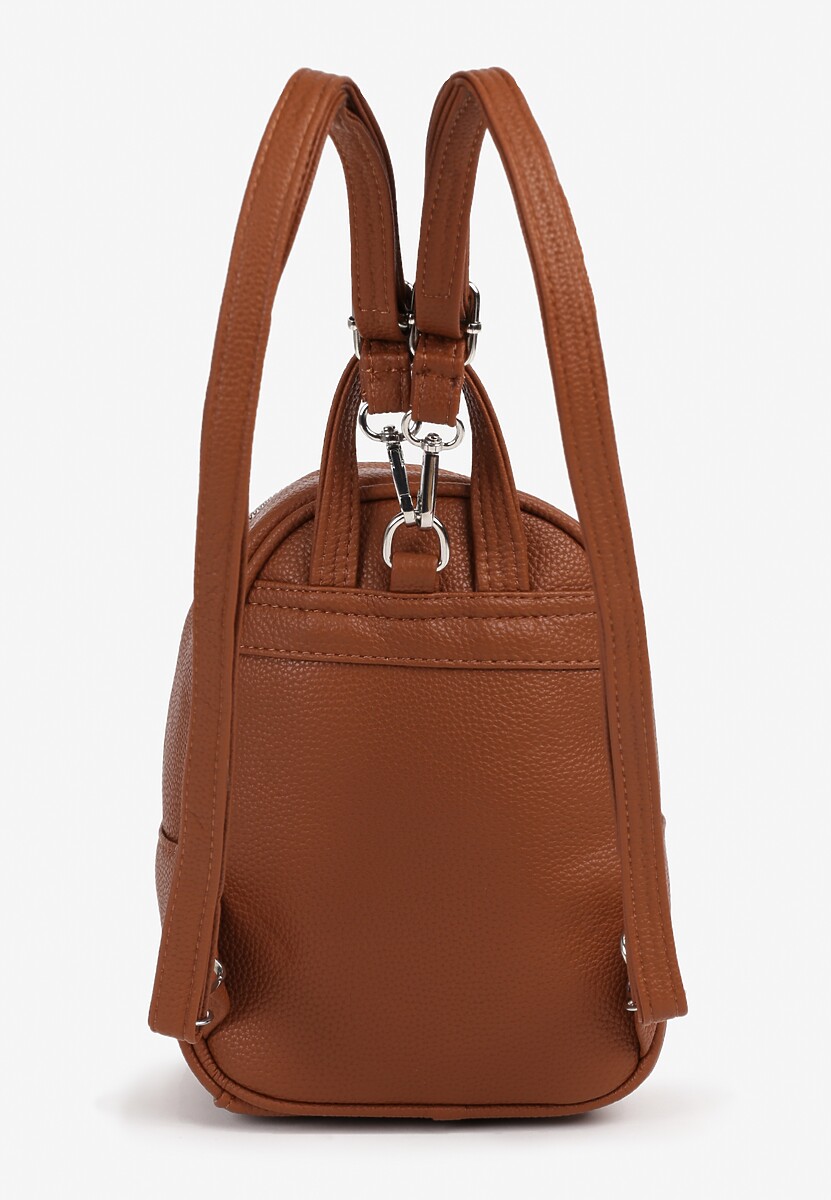 Brązowy Mały Plecak Zdobiony Metalowym Detalem Wyposażony w Dodatkową Kieszeń Savarosa