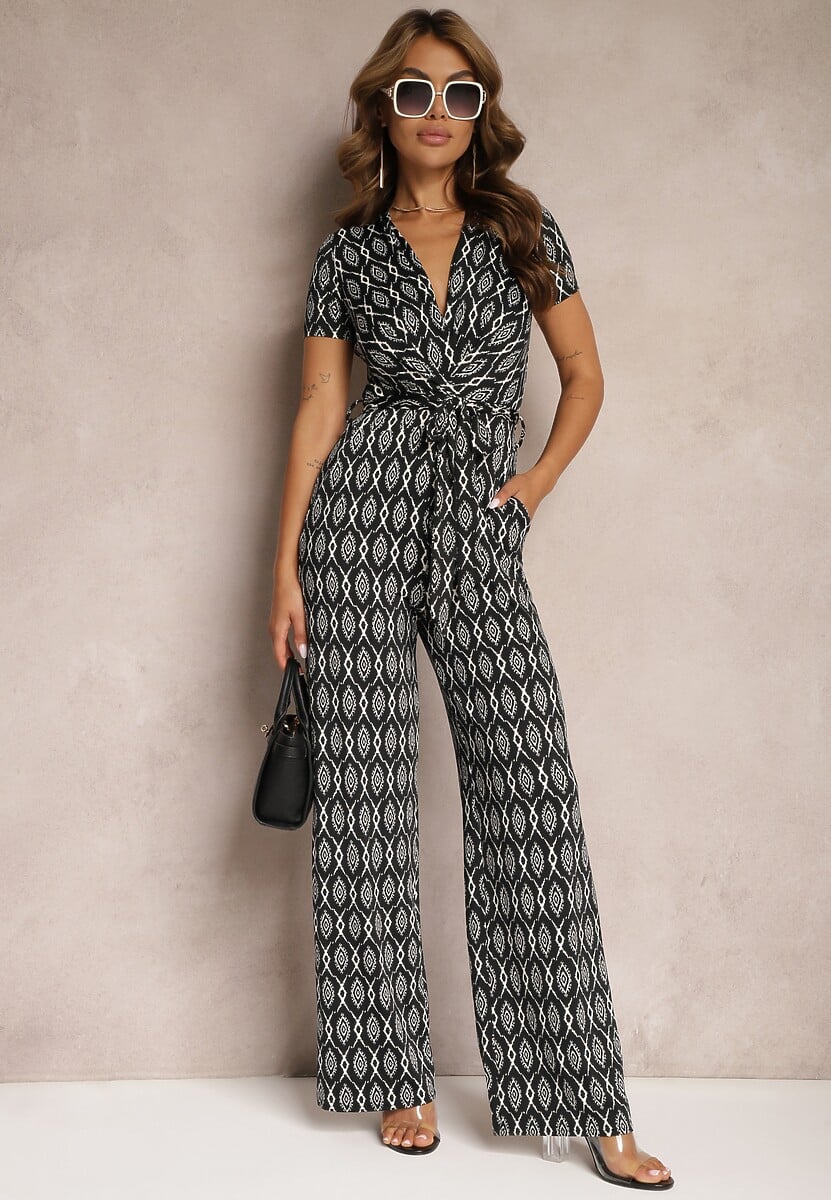 Czarny Kombinezon z Wiskozą Ozdobiony Geometrycznym Wzorem i Materiałowym Paskiem w Talii Alsevia