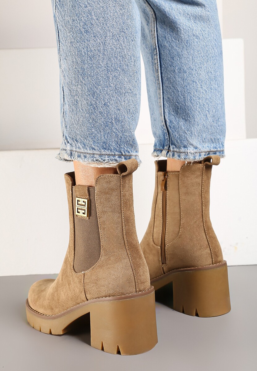 Ciemnobeżowe Botki na Słupku w Stylu Sztybletów z Metaliczną Ozdobą Resilaine