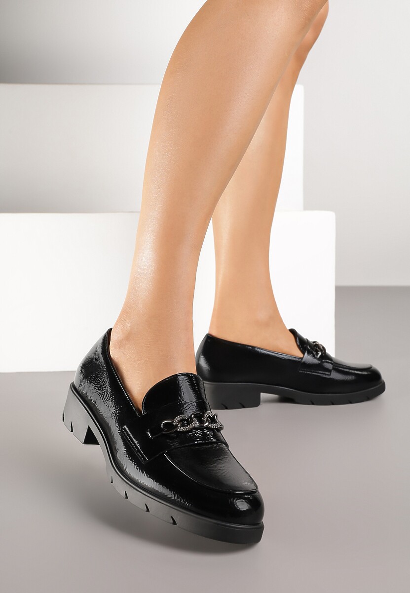 Czarne Mokasyny Lakierowane Ozdobione Metaliczną Aplikacją Bemoste