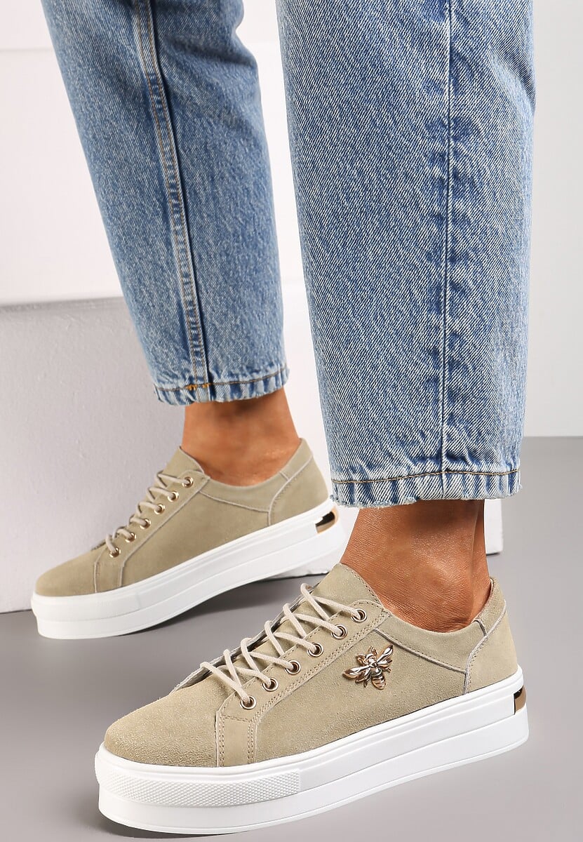 Beżowe Skórzane Sneakersy na Grubej Podeszwie z Przeszyciami i Broszką Nirnile