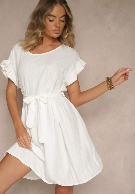 Biała Sukienka z Paskiem i Falbankami przy Rękawach Folunelle