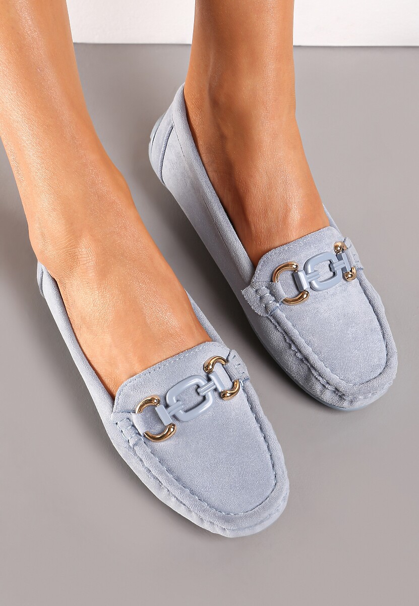 Jasnoniebieskie Mokasyny z Ekozamszu Ozdobione Przeszyciami i Klamrą Rilvina