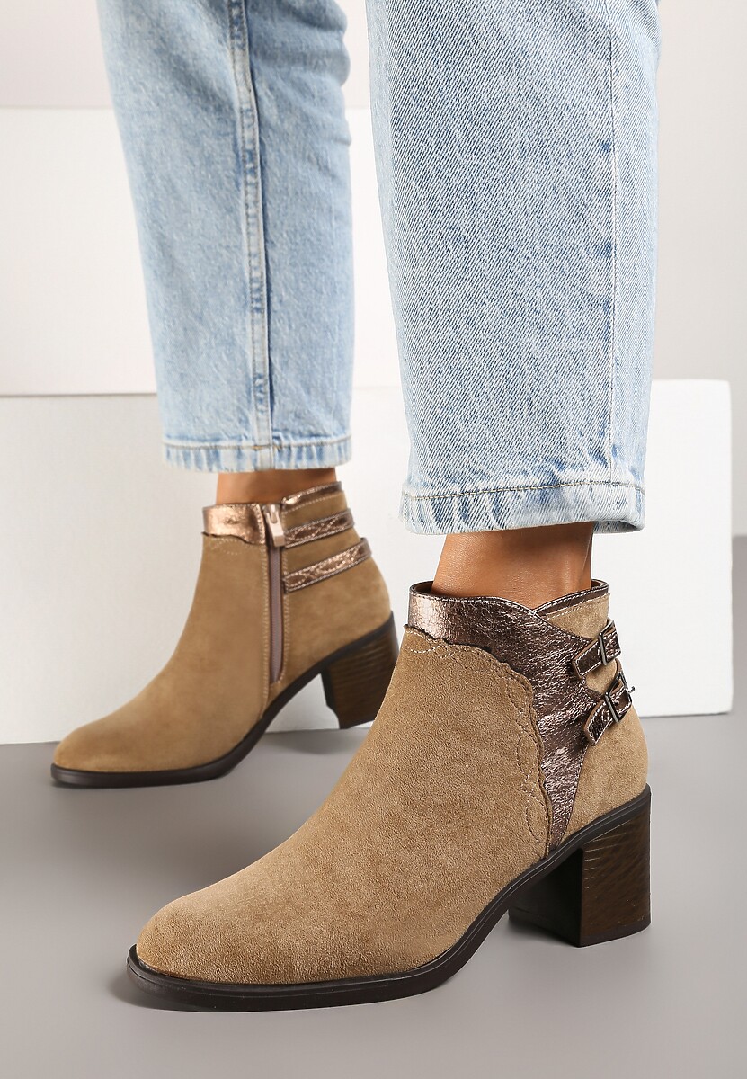 Ciemnobeżowe Botki na Słupku z Ozdobnymi Klamrami i Paskami Deolena