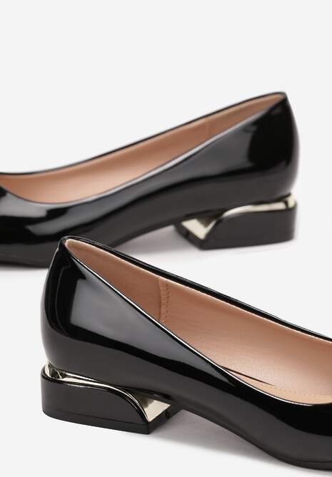 Czarne Lakierowane Wsuwane Czółenka na Płaskim Obcasie z Noskiem w Szpic Sakane