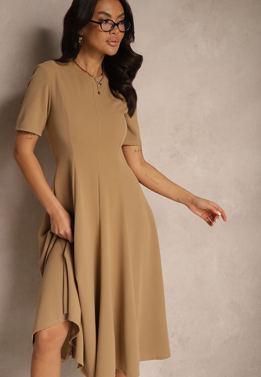 Różowa Sukienka Rozkloszowana o Taliowanym Fasonie Telaswena