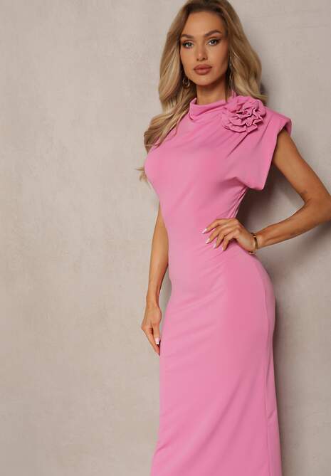 Różowa Dopasowana Sukienka Midi z Kwiatkiem w Postaci Broszki Olivetta