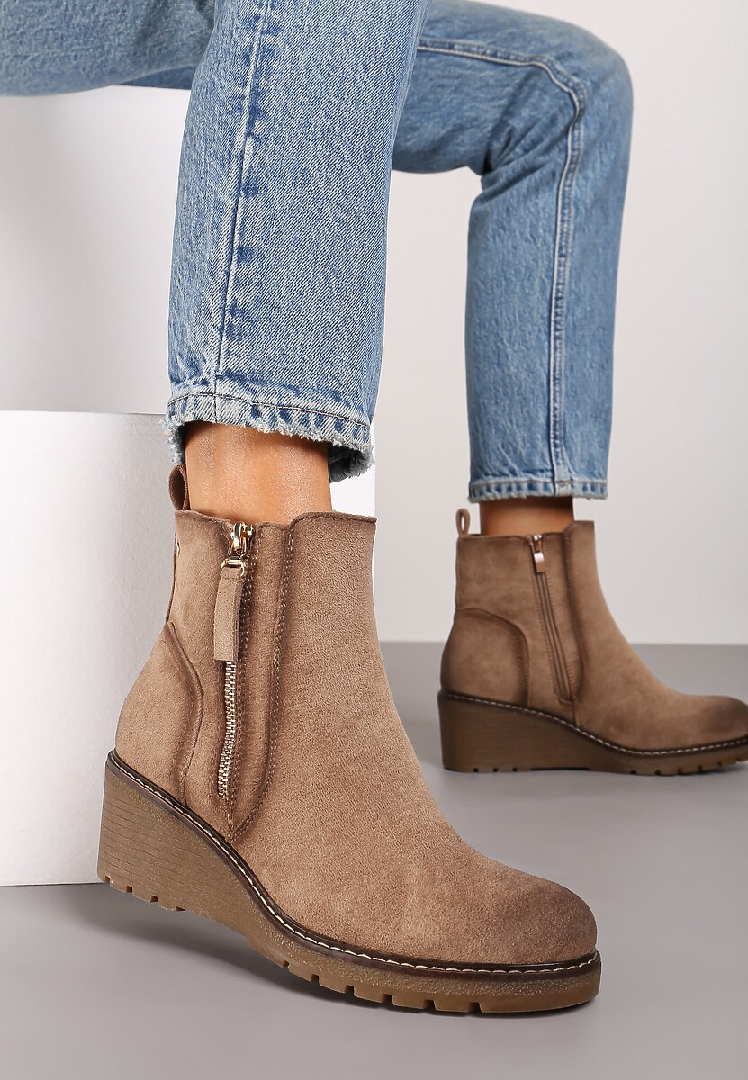 Ciemnobeżowe Botki na Klasycznym Koturnie Ozdobione Suwakiem Berilira