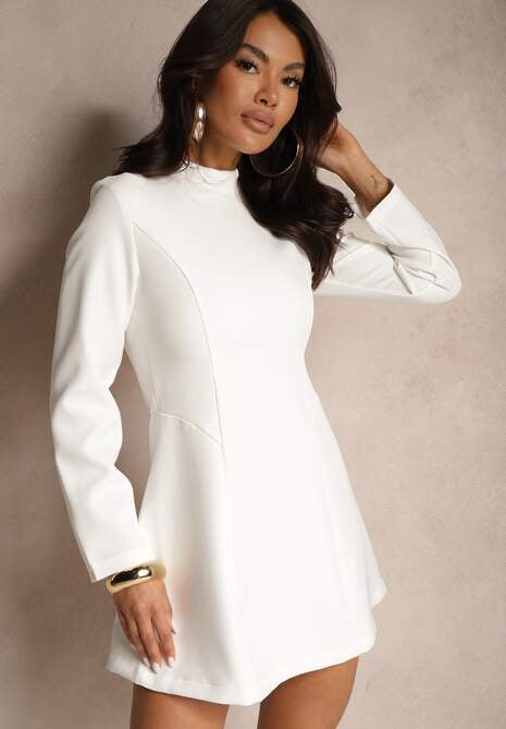 Biała Rozkloszowana Sukienka o Taliowanym Kroju Selvesia