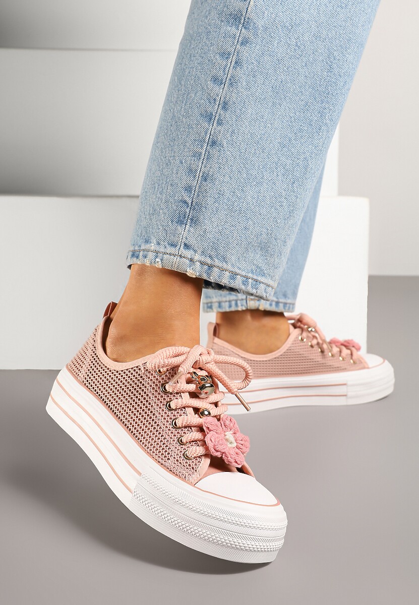 Czarne Trampki na Platformie z Ażurową Cholewką i Aplikacjami 3D Leniri