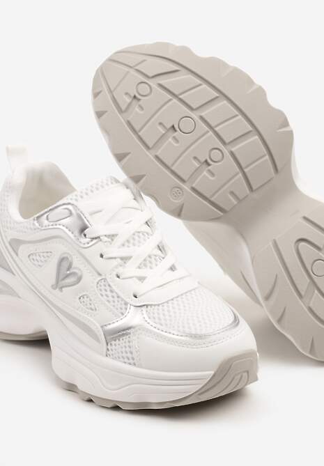 Białe Sneakersy na Platformie z Ozdobnym Sercem Wizana