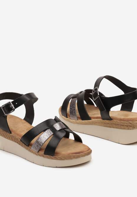 Czarne Sandały na Koturnie Ozdobione Metalicznym Paskiem Zapinane Wokół Kostki Ivolia