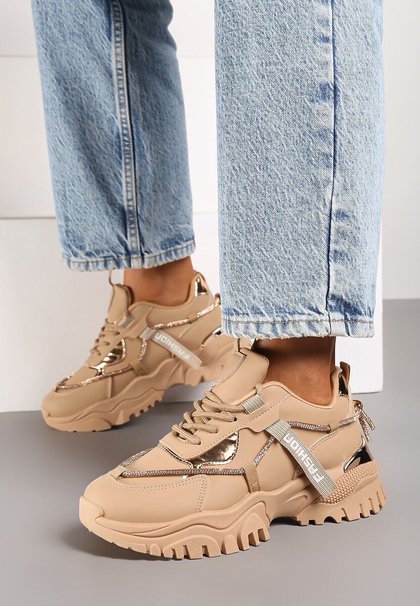 Ciemnobeżowe Sneakersy na Platformie z Tłoczeniem ze Sznurowaniem Ozdobione Napisem i Cyrkoniami Zinura