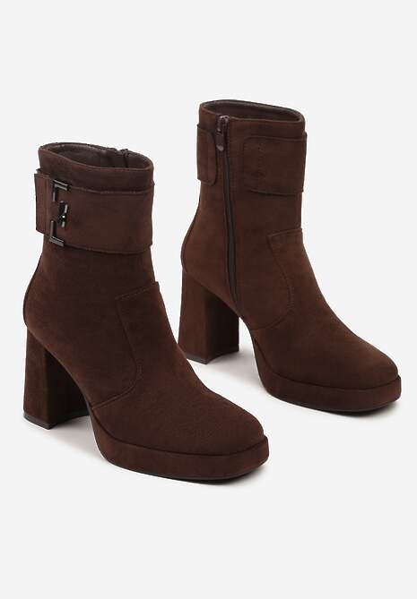 Brązowe Botki na Słupku z Geometryczną Aplikacją i Paskiem Lemiena