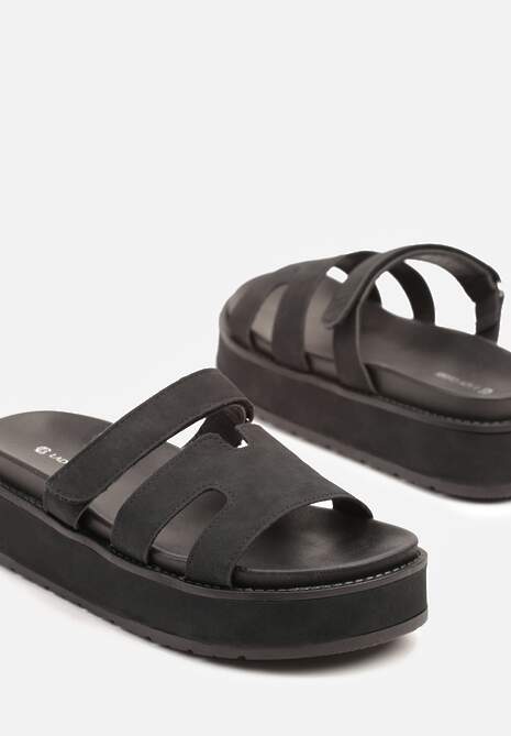 Czarne Klapki na Platformie Ozdobione Wycięciami Ellilna