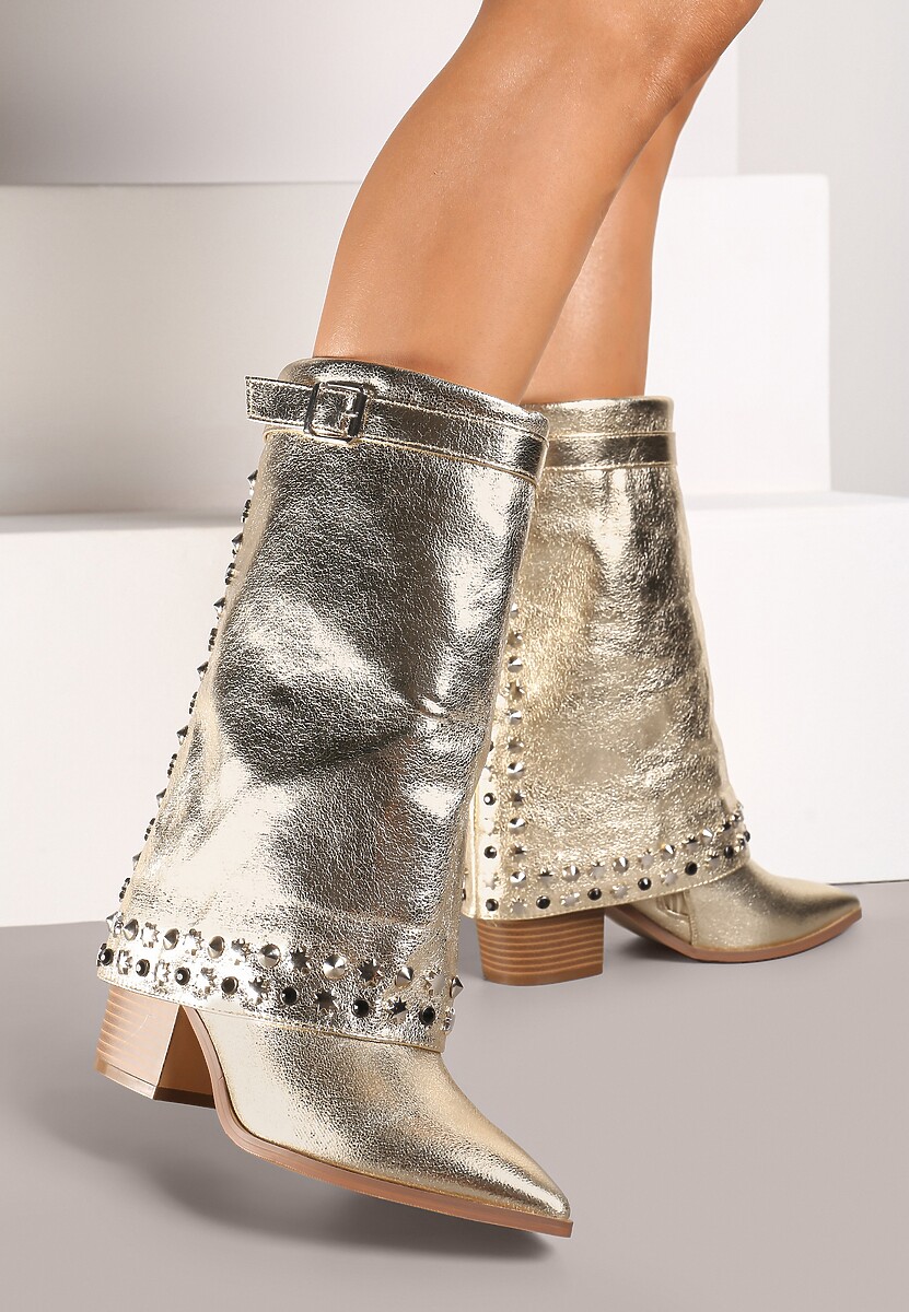 Złote Kozaki Kowbojki na Słupku Ozdobione Klamrą Ćwiekami i Wywiniętą Cholewką Izavira