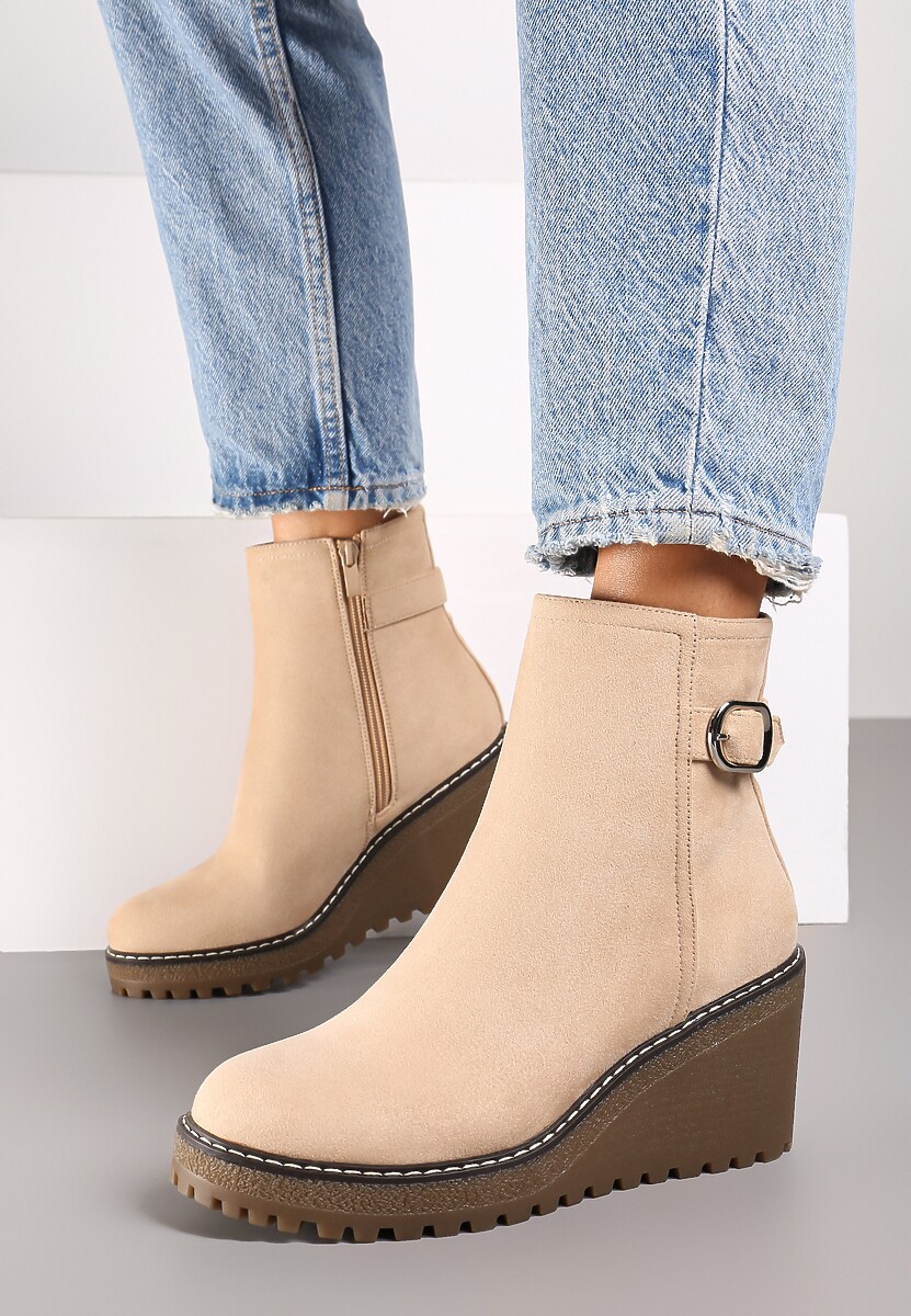 Jasnobeżowe Botki na Koturnie Wykończone Przeszyciami i Ozdobną Klamrą Rilatha