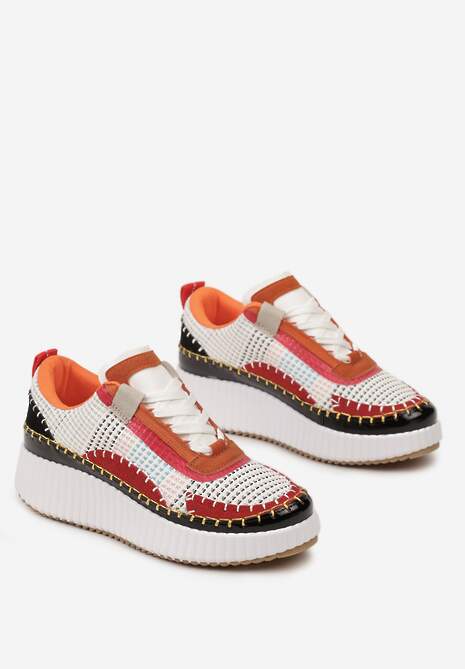 Biało-Pomarańczowe Sneakersy na Platformie Ozdobione Nitami i Patchworkowymi Wstawkami Jeneria