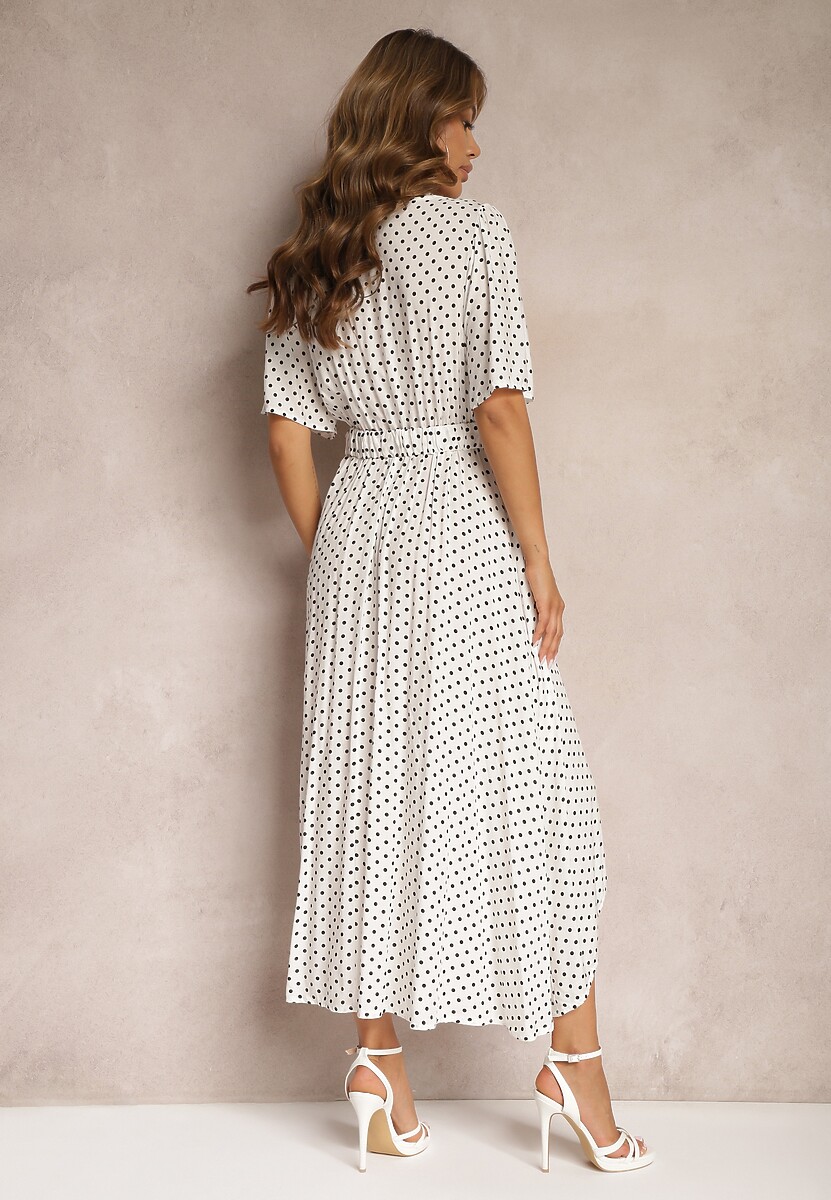 Biała Kopertowa Sukienka o Asymetrycznym Wykończeniu z Ozdobnym Paskiem z Klamrą Eslefia