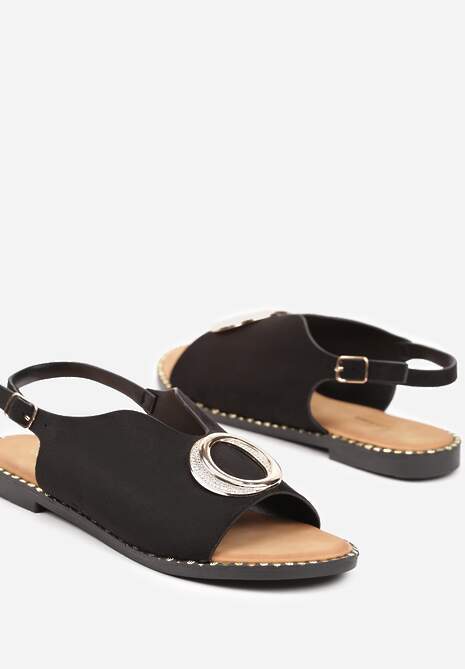 Czarne Sandały z Wycięciem i Metaliczną Okrągłą Aplikacją Orisena