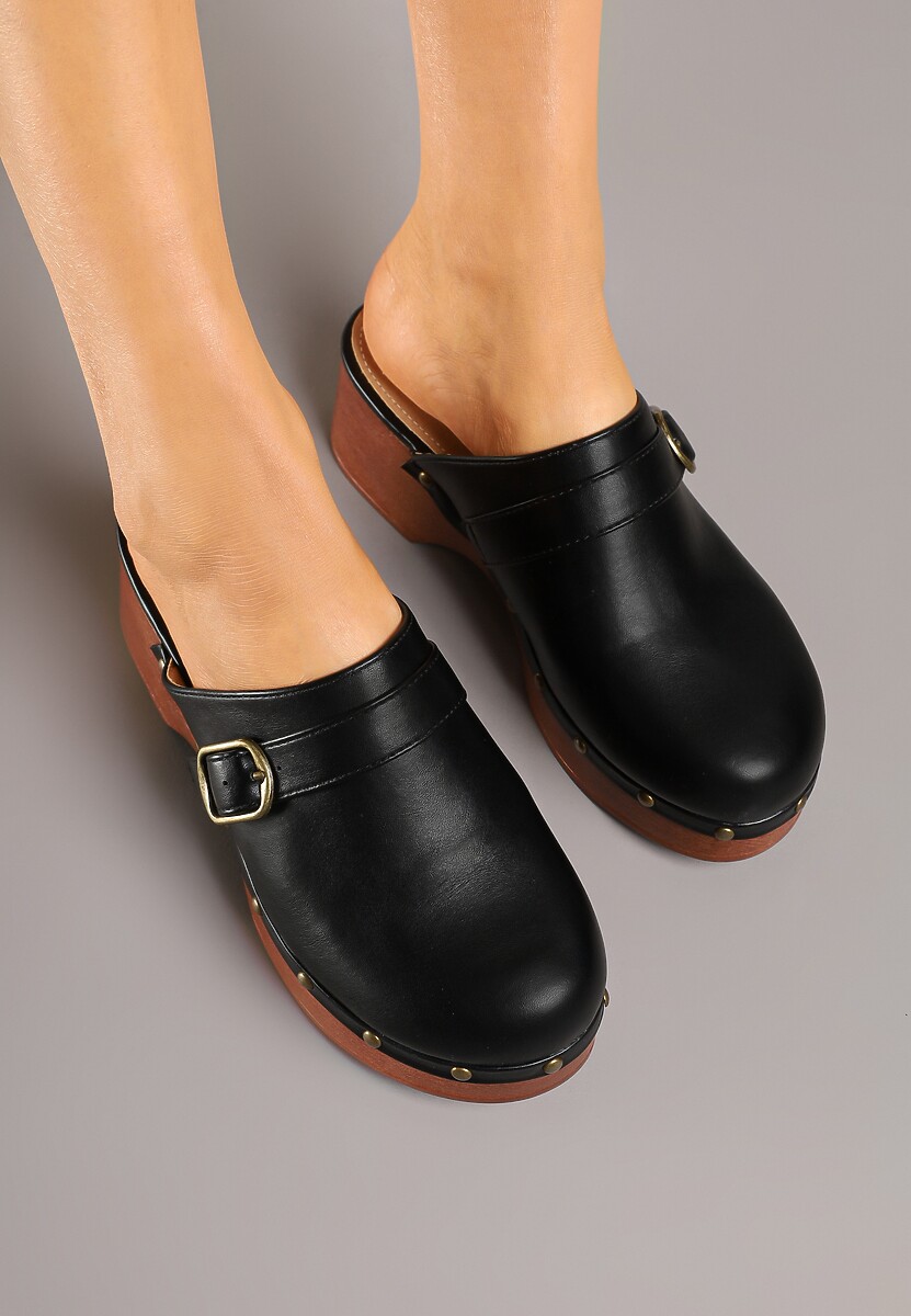 Czarne Klapki Drewniaki Zdobione Nitami i Sprzączką Natellise