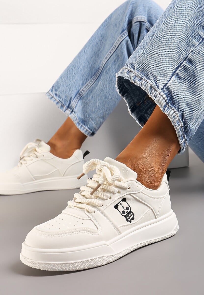 Beżowe Sznurowane Sneakersy z Ekoskóry z Ozdobną Naszywką i Perforacją Vetria