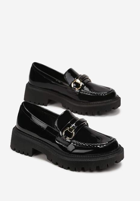 Czarne Lakierowane Mokasyny z Ekoskóry Ozdobione Metalowymi Wstawkami Calese