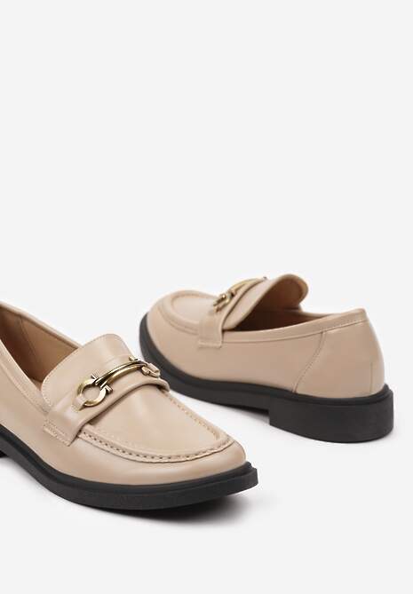 Beżowe Mokasyny na Płaskiej Podeszwie Ozdobione Metaliczną Aplikacją Evaretha