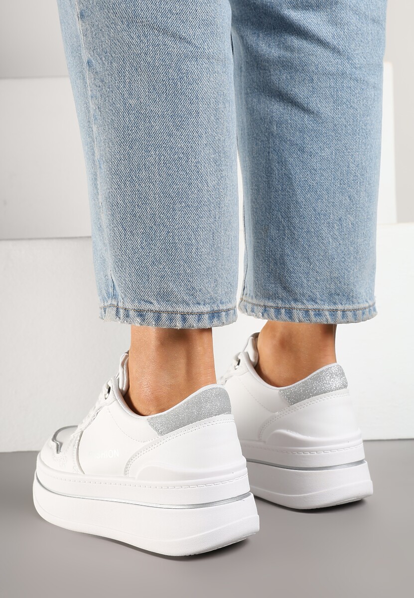 Biało-Srebrne Sneakersy na Platformie Ozdobione Brokatem i Napisem Udivoria