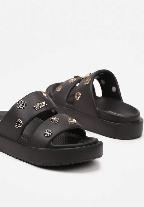 Czarne Klapki na Platformie Ozdobione Metalicznymi Aplikacjami 3D Fanilsa