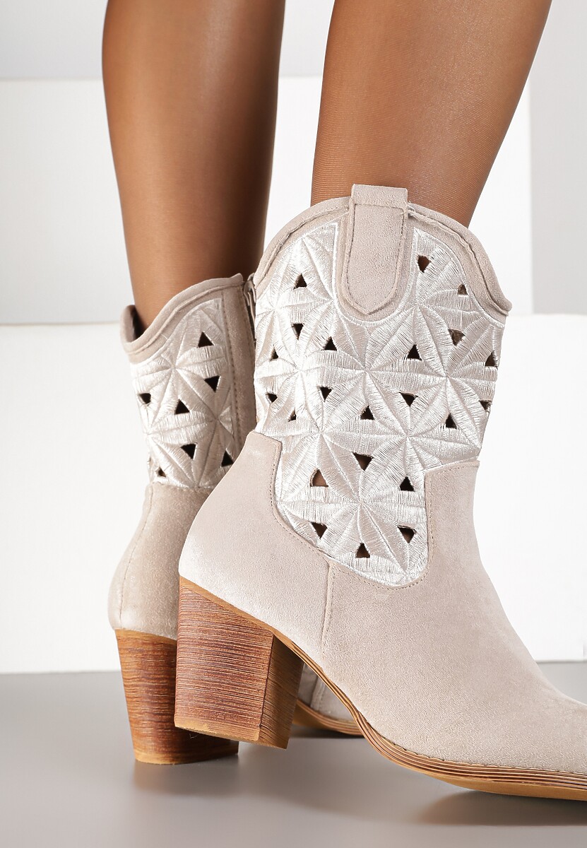 Jasnobeżowe Botki Kowbojki Vices na Słupku z Geometrycznym Motywem Sarori