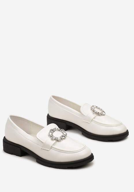 Białe Mokasyny na Płaskiej Podeszwie z Przeszyciami i Klamrą z Cyrkoniami Tarinni