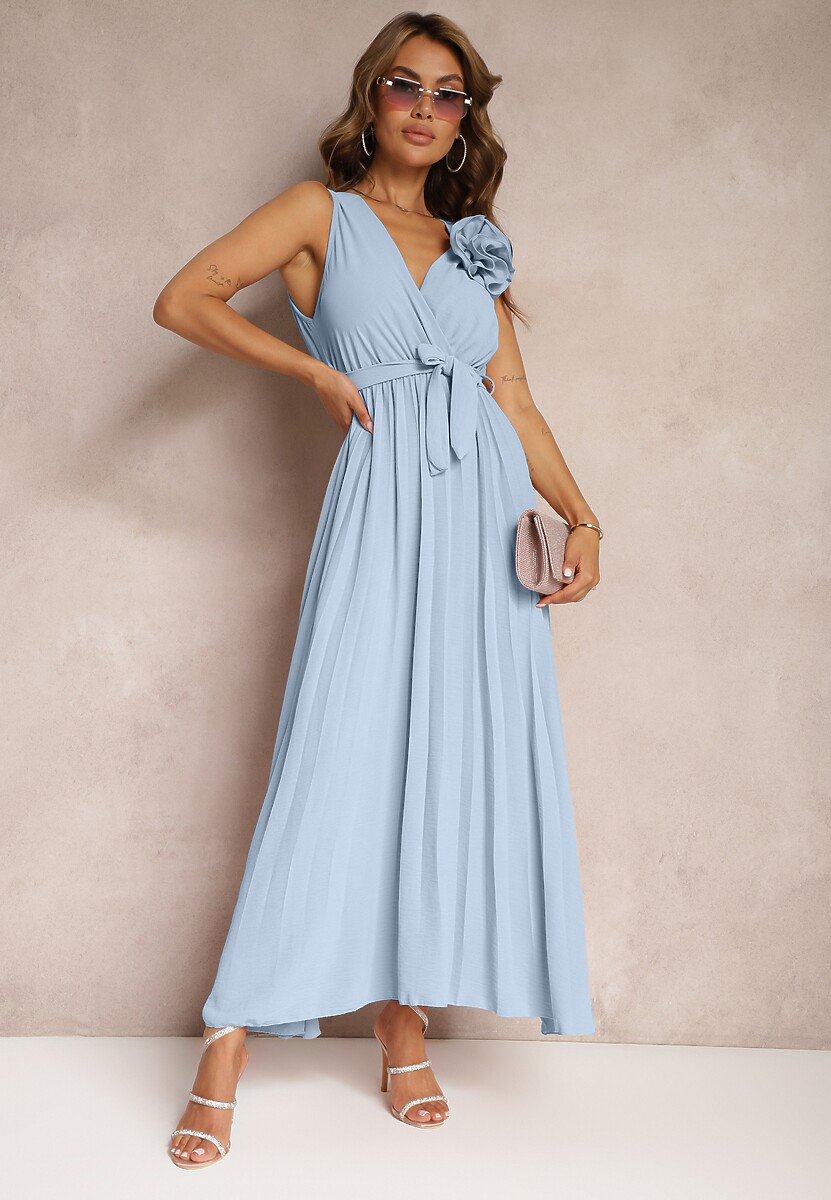 Biała Koktajlowa Sukienka Plisowana z Kwiatową Broszką Paskiem i Gumką w Talii Viknna