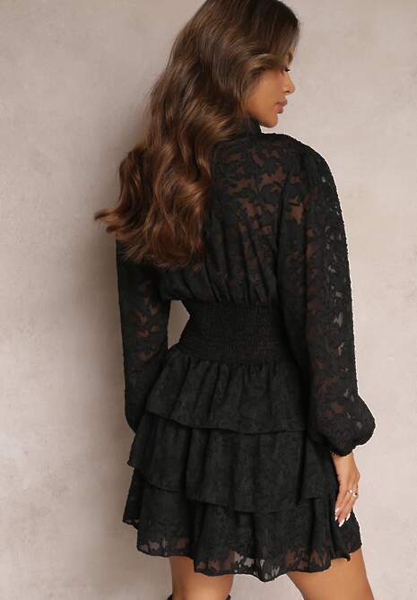 Czarna Koronkowa Sukienka Taliowana z Falbankami Odrasja
