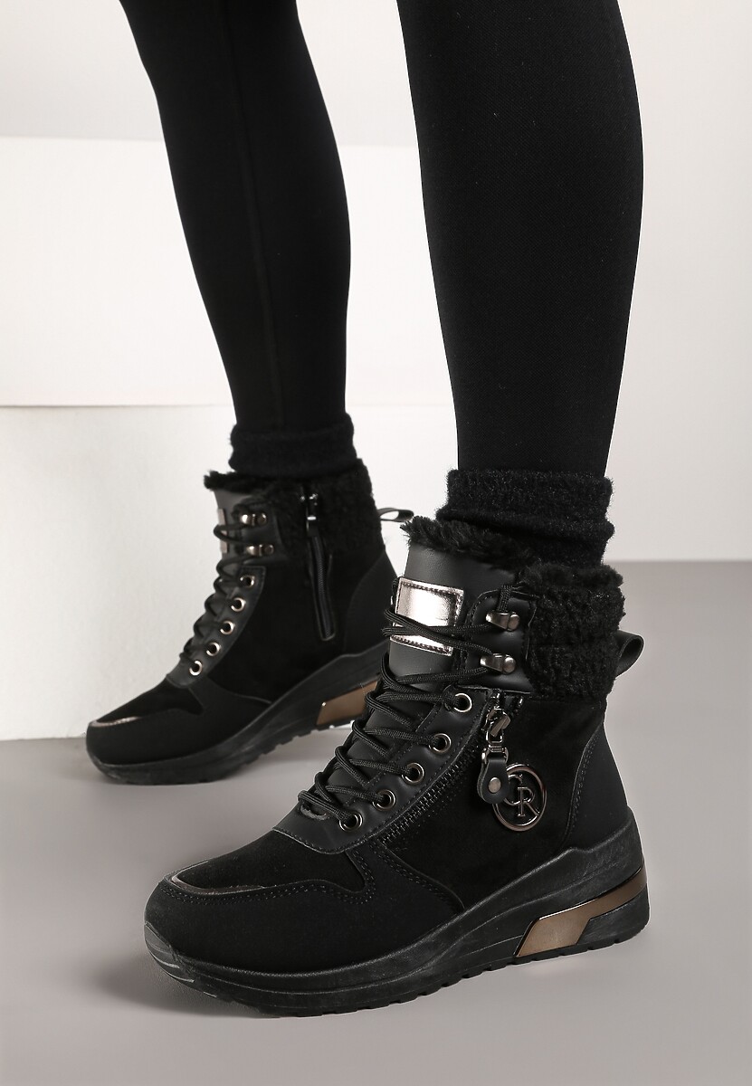 Czarne Sneakersy na Koturnie za Kostkę z Metaliczną Ozdobą i Suwakiem Sinelara