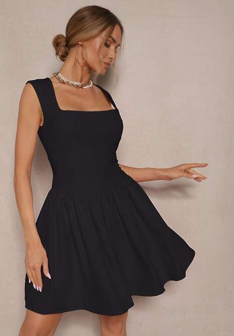 Czarna Sukienka o Rozkloszowanym Kroju z Kwadratowym Dekoltem Halivira