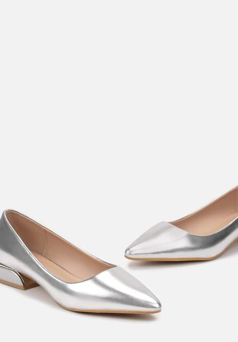 Srebrne Czółenka na Niewysokim Obcasie z Metaliczną Aplikacją i Szpiczastym Noskiem Christitesa