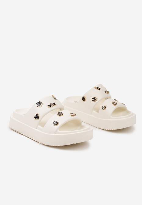 Beżowe Klapki na Platformie Ozdobione Metalicznymi Aplikacjami 3D Fanilsa