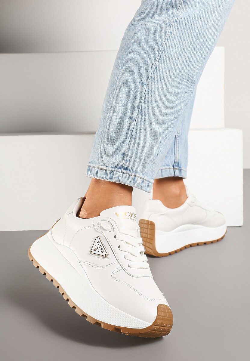 Białe Sneakersy Vices na Platformie Ozdobione Metaliczną Aplikacją Nelviera
